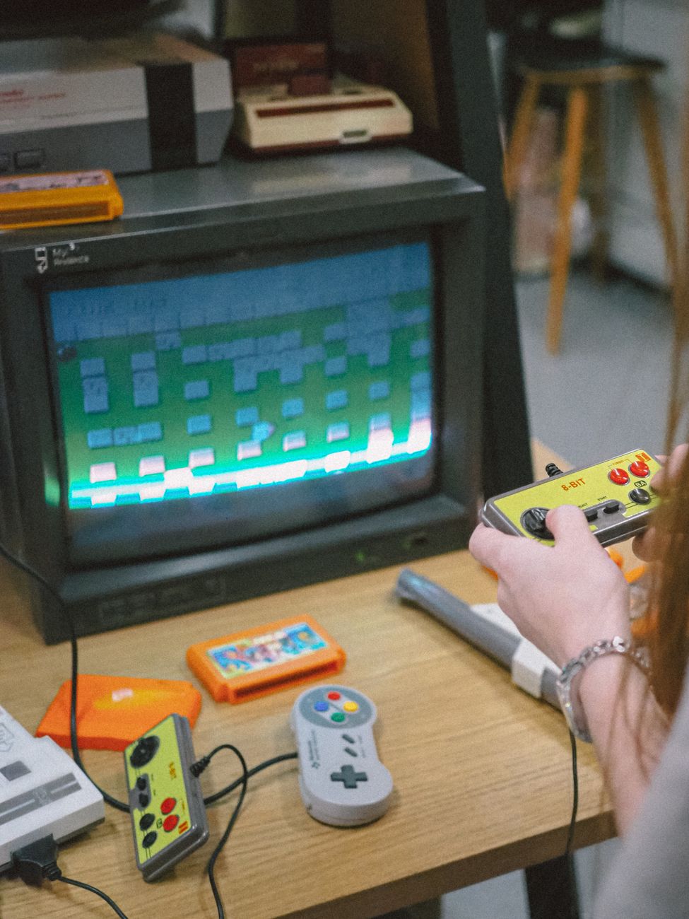 Televisor CRT antiguo mostrando un juego clásico de fútbol